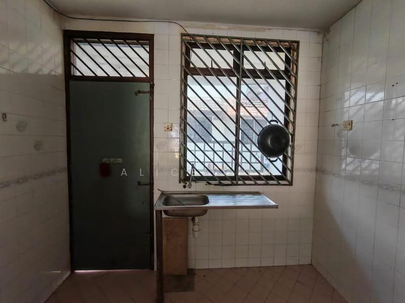2-storey Terraced House for Sale in Taman Tan Sri Yaacob (Johor Bahru) - Alice Goh - Kitchen - PropertyGuru.com.my