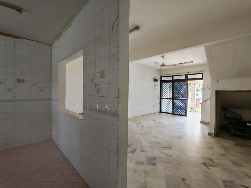 2-storey Terraced House for Sale in Taman Tan Sri Yaacob (Johor Bahru) - Alice Goh - Living Room - PropertyGuru.com.my