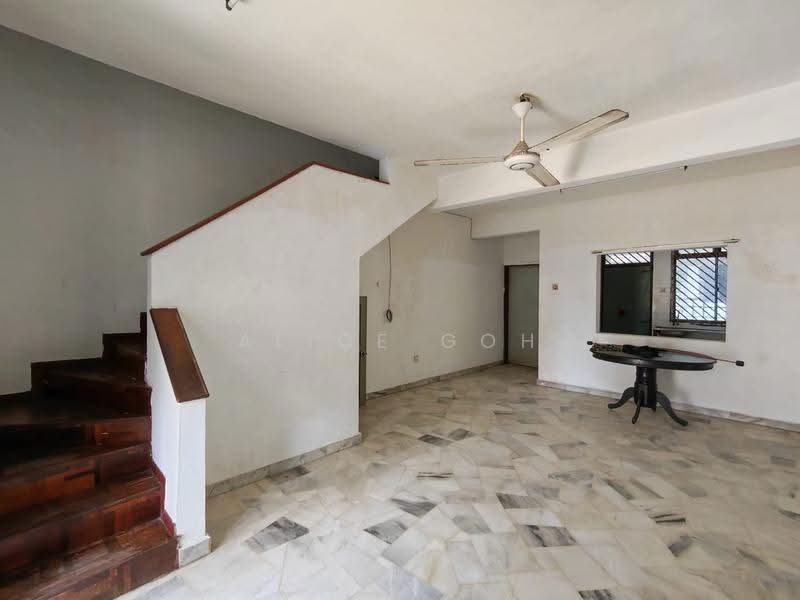 2-storey Terraced House for Sale in Taman Tan Sri Yaacob (Johor Bahru) - Alice Goh - Living Room - PropertyGuru.com.my