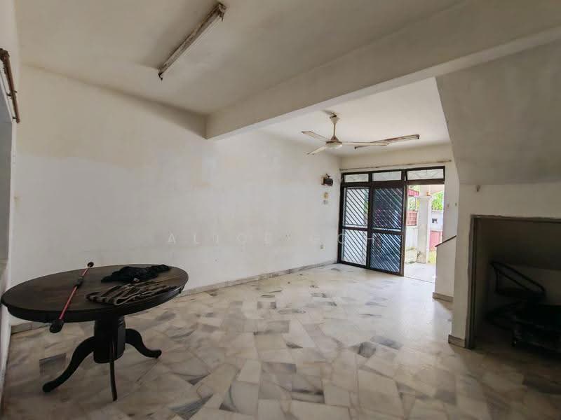 2-storey Terraced House for Sale in Taman Tan Sri Yaacob (Johor Bahru) - Alice Goh - Living Room - PropertyGuru.com.my