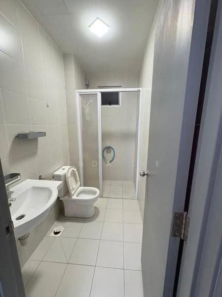 Kediaman Servis untuk Disewa di Meridin Bayvue Serviced Apartment - Linda Lee - Bathroom - PropertyGuru.com.my