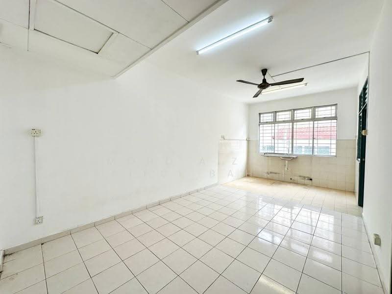 2-storey Terraced House for Sale in Bandar Baru Salak Tinggi (Sepang) - Mohd Aizat Saiful Bahri - Living Room - PropertyGuru.com.my