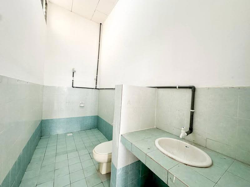 2-storey Terraced House for Sale in Bandar Baru Salak Tinggi (Sepang) - Mohd Aizat Saiful Bahri - Bathroom - PropertyGuru.com.my
