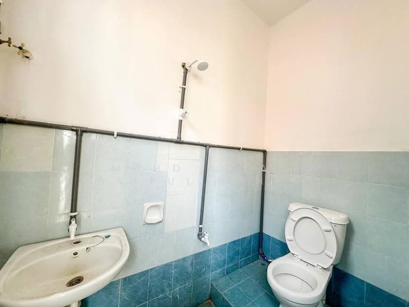 2-storey Terraced House for Sale in Bandar Baru Salak Tinggi (Sepang) - Mohd Aizat Saiful Bahri - Bathroom - PropertyGuru.com.my