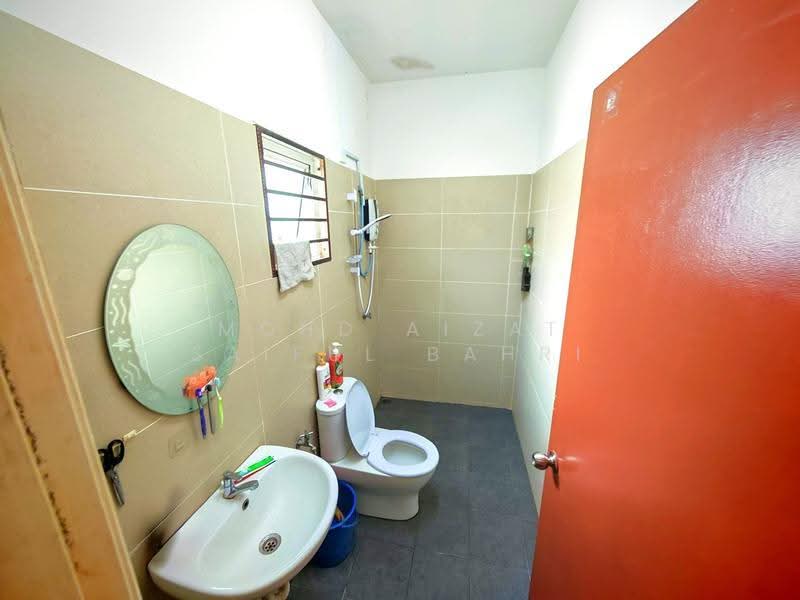 Semi-Detached House for Sale in Bandar Baru Salak Tinggi (Sepang) - Mohd Aizat Saiful Bahri - Bathroom - PropertyGuru.com.my