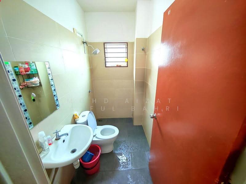 Semi-Detached House for Sale in Bandar Baru Salak Tinggi (Sepang) - Mohd Aizat Saiful Bahri - Bathroom - PropertyGuru.com.my