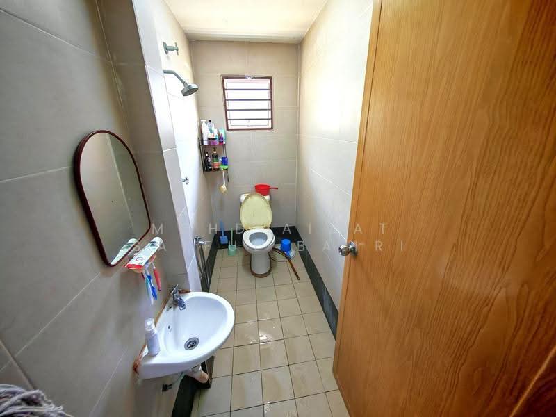 Semi-Detached House for Sale in Bandar Baru Salak Tinggi (Sepang) - Mohd Aizat Saiful Bahri - Bathroom - PropertyGuru.com.my
