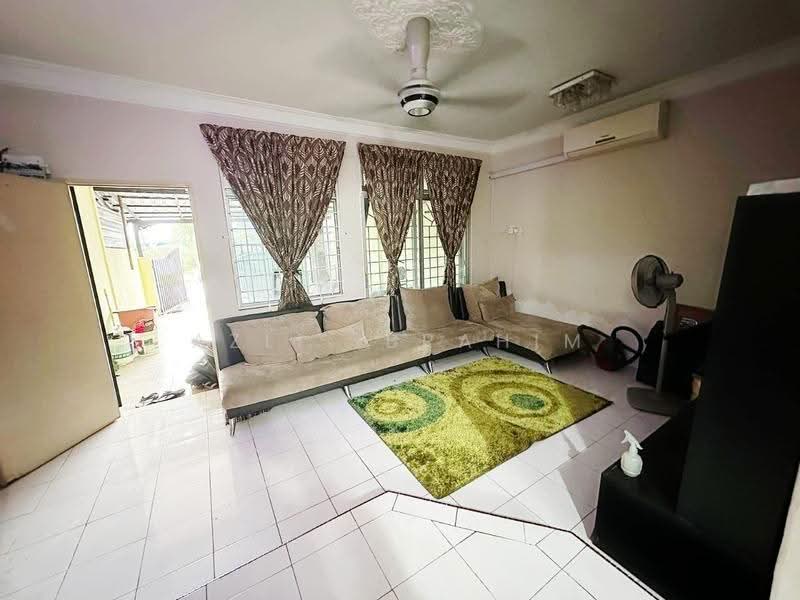 2-storey Terraced House for Sale in Bandar Rinching Seksyen 4 (Semenyih) - Azli Ibrahim - Living Room - PropertyGuru.com.my