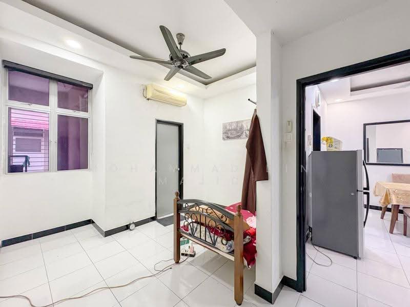 2-storey Terraced House for Sale in Seksyen 33 (Shah Alam) - Mohammad Din Majid - Living Room - PropertyGuru.com.my