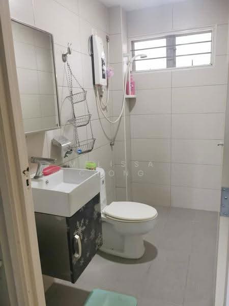 Semi-Detached House for Sale in Taman Sungai Besi Indah (Seri Kembangan) - Melissa Chong - Bathroom - PropertyGuru.com.my