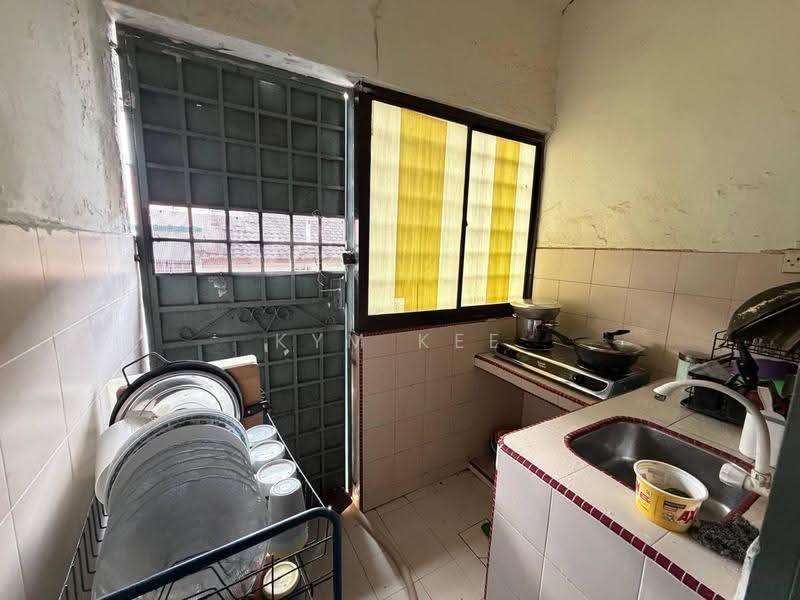 1-storey Terraced House for Sale in Johor Bahru (Johor) - Kym Kee - Kitchen - PropertyGuru.com.my