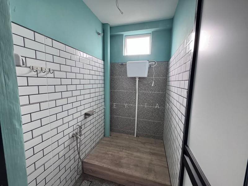 Shop / Office for Rent in Taman Bukit Rambai Putra (Bukit Rambai) - Wesley Tan - Bathroom - PropertyGuru.com.my
