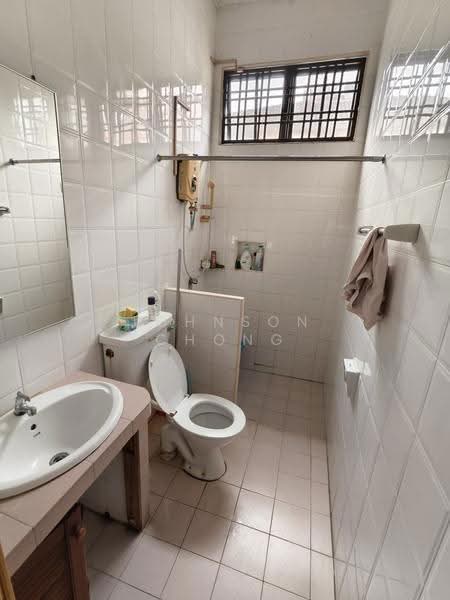 1-storey Terraced House for Sale in Taman Molek (Johor Bahru) - Johnson Chong - Bathroom - PropertyGuru.com.my