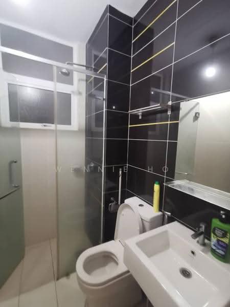 Kediaman Servis untuk Dijual di Skypod Residence - Wennie Ho - Bathroom - PropertyGuru.com.my