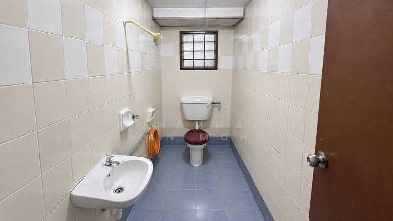 Apartment for Sale at Pangsapuri Anggerik Indah - Muhammad Ridhwan Mohd Huzairi - Bathroom - PropertyGuru.com.my