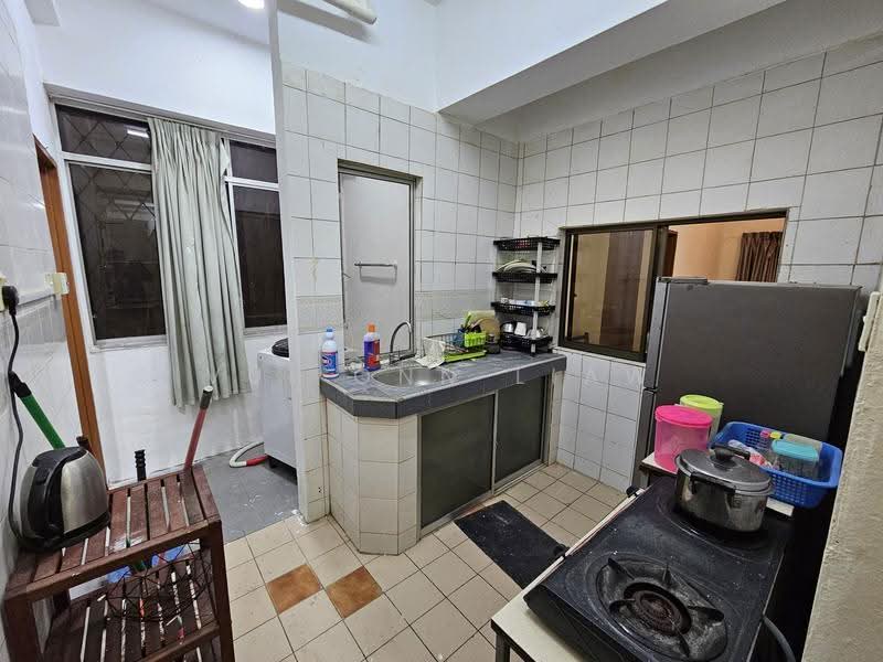 Apartment for Rent at Api Api Apartment - Vui Onn Liaw - Kitchen - PropertyGuru.com.my