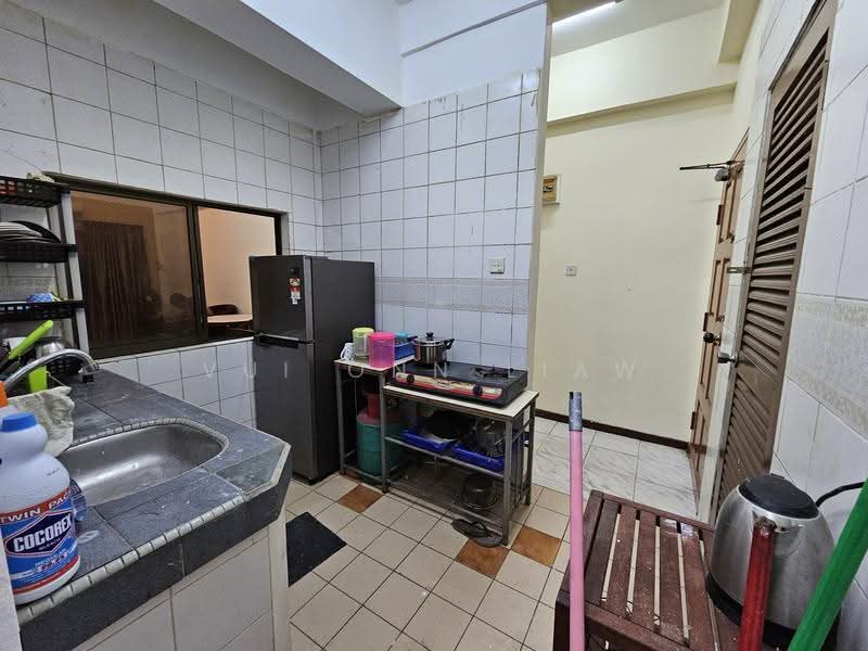 Apartment for Rent at Api Api Apartment - Vui Onn Liaw - Kitchen - PropertyGuru.com.my