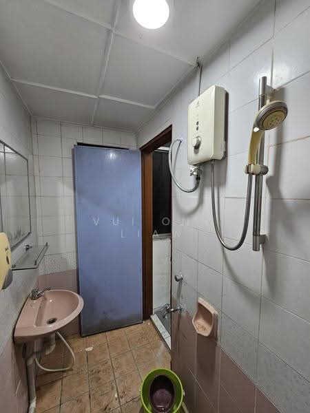 Apartment for Rent at Api Api Apartment - Vui Onn Liaw - Bathroom - PropertyGuru.com.my