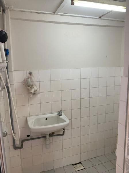 Pangsapuri untuk Dijual di Iris Apartment - Esther Yong - Bathroom - PropertyGuru.com.my
