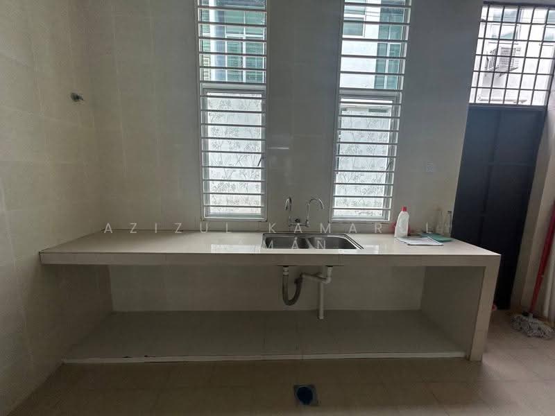 3-storey Terraced House for Sale in Kajang (Selangor) - Azizul Kamarul Zaman - Kitchen - PropertyGuru.com.my
