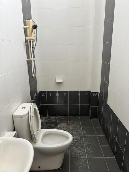 2-storey Terraced House for Sale in Taman Indah Gemilang 2 (Batu Caves) - Elaine Yew - Bathroom - PropertyGuru.com.my