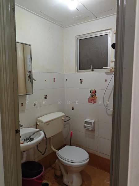 Pangsapuri untuk Disewa di Serdang Villa Apartment - Kor Kok Tee - Bathroom - PropertyGuru.com.my