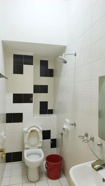 Kediaman Servis untuk Disewa di The Sky Executive Suites - KK Low - Bathroom - PropertyGuru.com.my