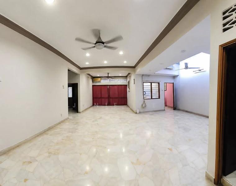 Rumah Berkembar untuk Dijual di Klang (Selangor) - Janie Lee - Living Room - PropertyGuru.com.my