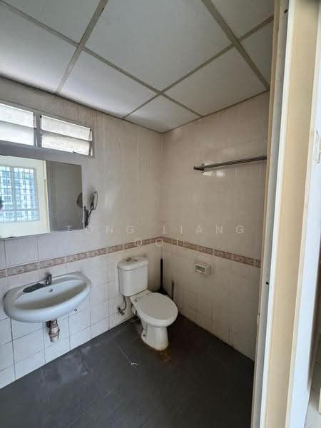 Kondominium untuk Dijual di Putra Place Condominium - Tong Liang Ooi - Bathroom - PropertyGuru.com.my