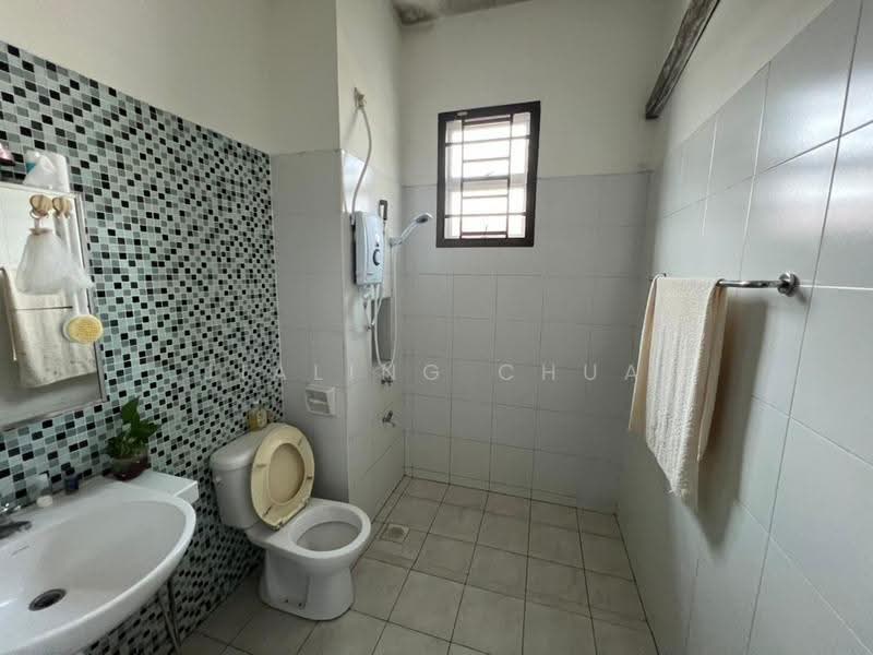 2-storey Terraced House for Sale in Taman Lagenda Putra (Kulai) - Jialing Chua - Bathroom - PropertyGuru.com.my