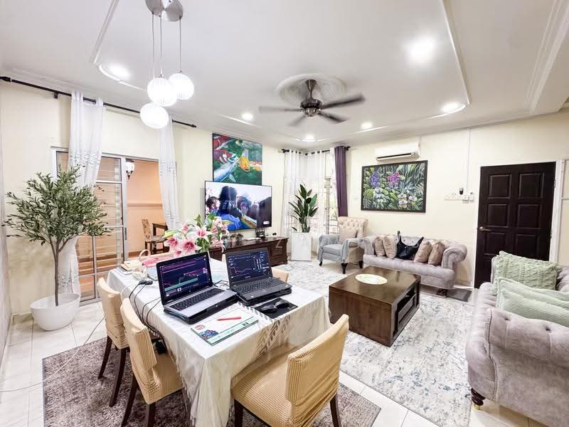 Rumah Kluster untuk Dijual di Bandar Bukit Mahkota (Bangi) - Izzat Zamros - Living Room - PropertyGuru.com.my