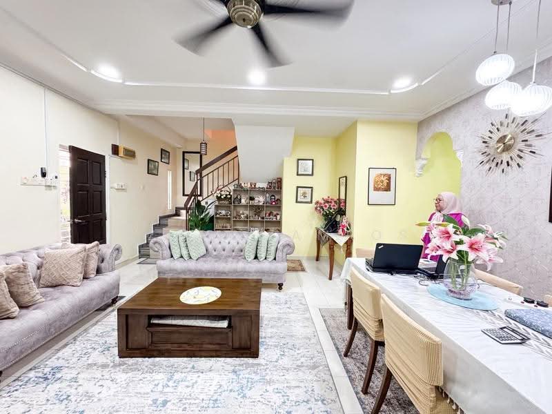 Rumah Kluster untuk Dijual di Bandar Bukit Mahkota (Bangi) - Izzat Zamros - Living Room - PropertyGuru.com.my