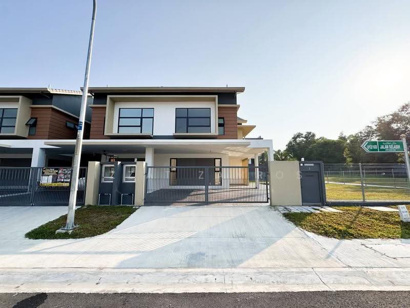 Rumah Teres 2-Tingkat untuk Dijual di Taman Cahaya Alam (Shah Alam) - Izzat Zamros - Exterior - PropertyGuru.com.my