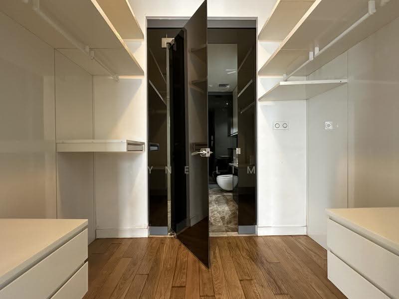 Kediaman Servis untuk Disewa di The Face Suites (Platinum Suites) - Jyne Lim - Walk-In Wardrobe - PropertyGuru.com.my
