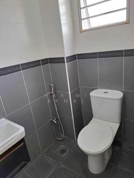Rumah Teres 3-Tingkat untuk Disewa di Bandar Putra Permai (Seri Kembangan) - Hakimi Akmal - Bathroom - PropertyGuru.com.my