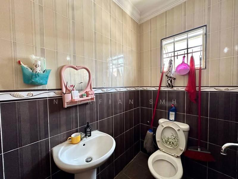 2-storey Terraced House for Sale in Bandar Putra Permai (Seri Kembangan) - Norafian SMH - Bathroom - PropertyGuru.com.my