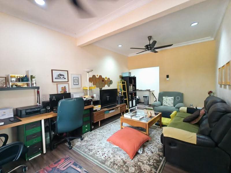 Rumah Teres 2-Tingkat untuk Dijual di Taman Sri Andalas (Klang) - Salawati Busro - Living Room - PropertyGuru.com.my