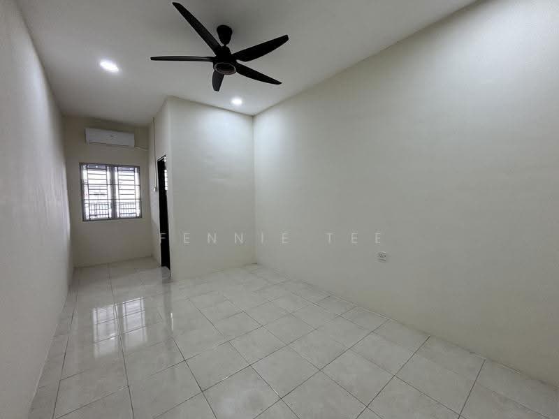 Rumah Teres 1-Tingkat untuk Disewa di Teluk Intan (Perak) - Fennie Tee - Master bedroom - PropertyGuru.com.my