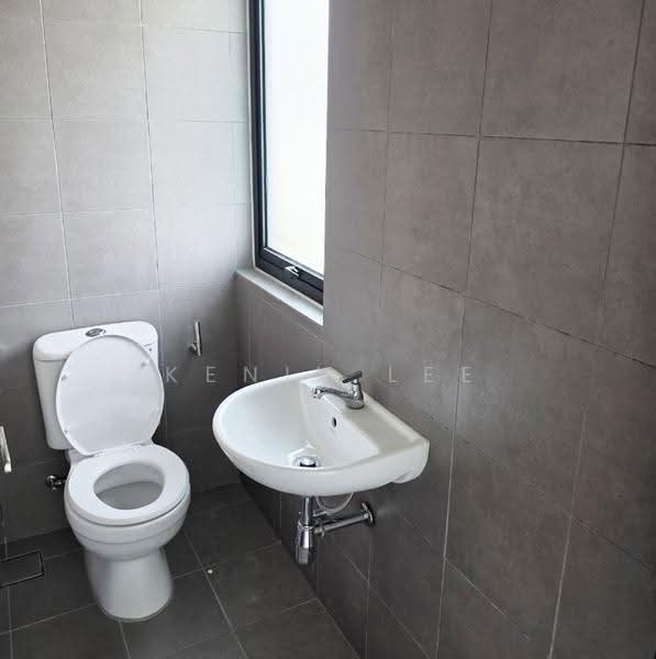 Rumah Berkembar untuk Dijual di Bandar Tropicana Aman (Telok Panglima Garang) - Kenix Lee - Bathroom - PropertyGuru.com.my
