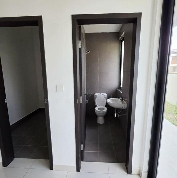Rumah Berkembar untuk Dijual di Bandar Tropicana Aman (Telok Panglima Garang) - Kenix Lee - Bathroom - PropertyGuru.com.my