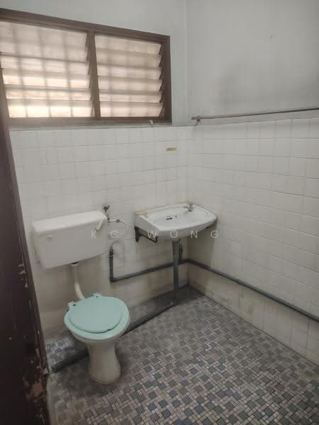 2-storey Terraced House for Sale in Taman Overseas Union (Taman Oug) (Jalan Klang Lama (Old Klang Road)) - KC Wong - Bathroom - PropertyGuru.com.my
