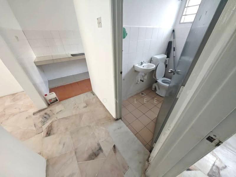 2-storey Terraced House for Sale in Bandar Putra Permai (Seri Kembangan) - Simon Lee - Bathroom - PropertyGuru.com.my