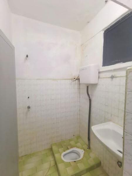 Flat for Sale at Flat Taman Ungku Tun Aminah - Elvis Ku - Bathroom - PropertyGuru.com.my