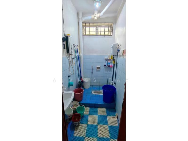 Semi-Detached House for Sale in Taman Bukit Kempas (Tampoi) - Alviss Tay - Bathroom - PropertyGuru.com.my