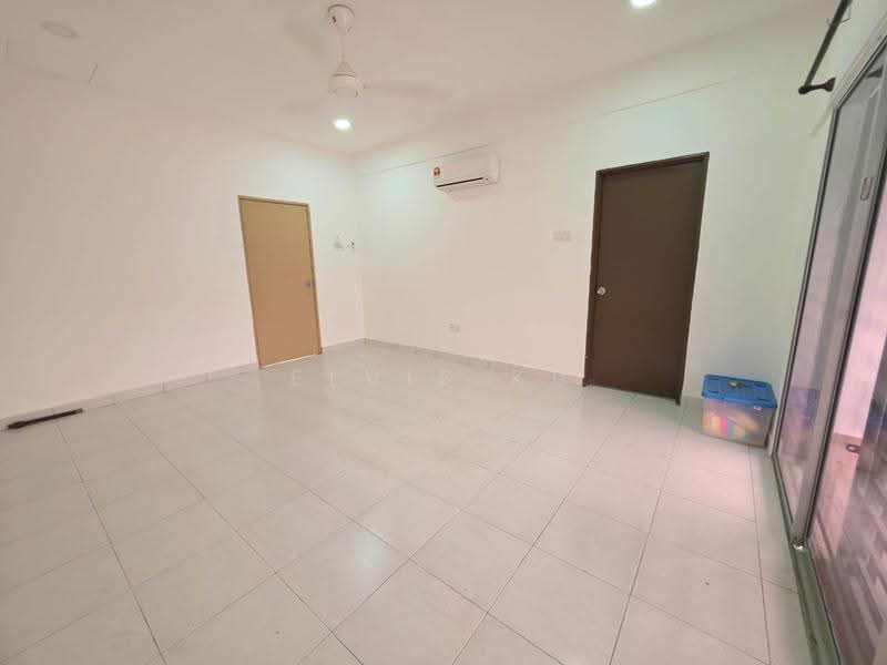 2-storey Terraced House for Sale in Taman Scientex Senai (Senai) - Elvis Ku - Living Room - PropertyGuru.com.my