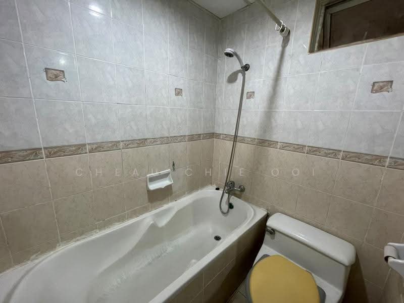 Condominium for Rent at Gold Coast Resort Condominium - Cheau Chie Ooi - Bathroom - PropertyGuru.com.my