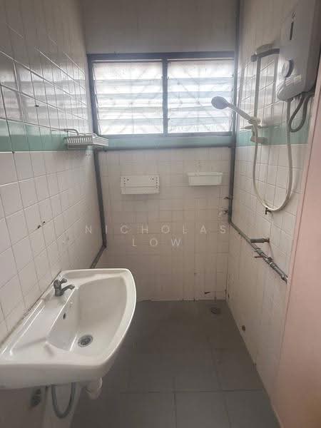 Rumah Teres 1-Tingkat untuk Disewa di Taman Johor Jaya (Johor Bahru) - Nicholas Low - Bathroom - PropertyGuru.com.my