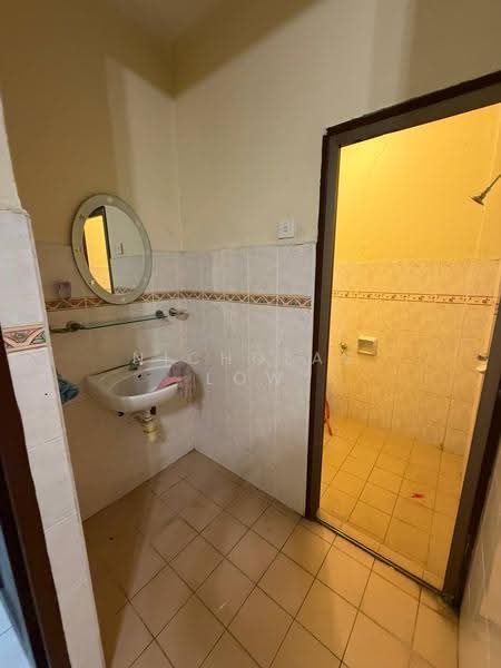 2-storey Terraced House for Rent in Taman Putri Kulai (Kulai) - Nicholas Low - Bathroom - PropertyGuru.com.my