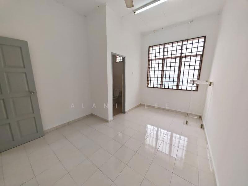 2-storey Terraced House for Sale in Taman Puteri Wangsa (Ulu Tiram) - Alanis Lee - Bathroom - PropertyGuru.com.my