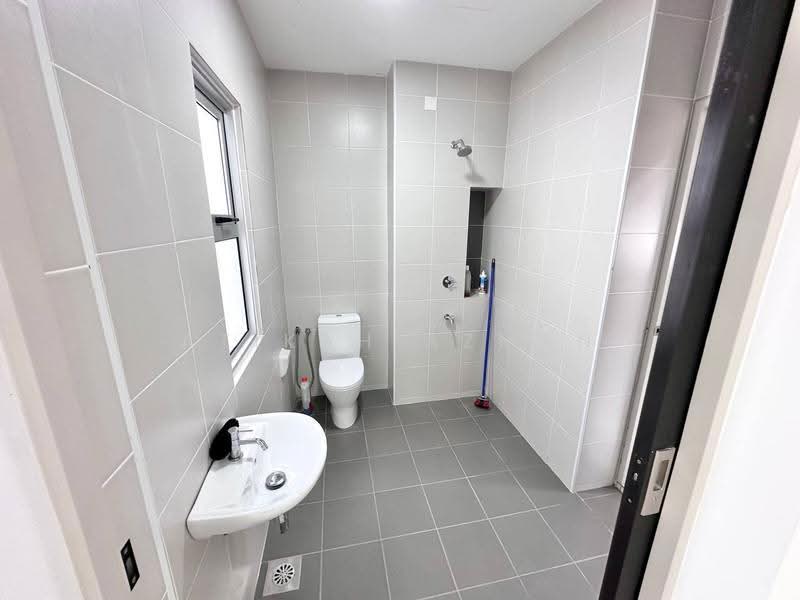 Rumah Teres 2-Tingkat untuk Disewa di Bandar Serenia (Dengkil) - Atikah Azman - Bathroom - PropertyGuru.com.my